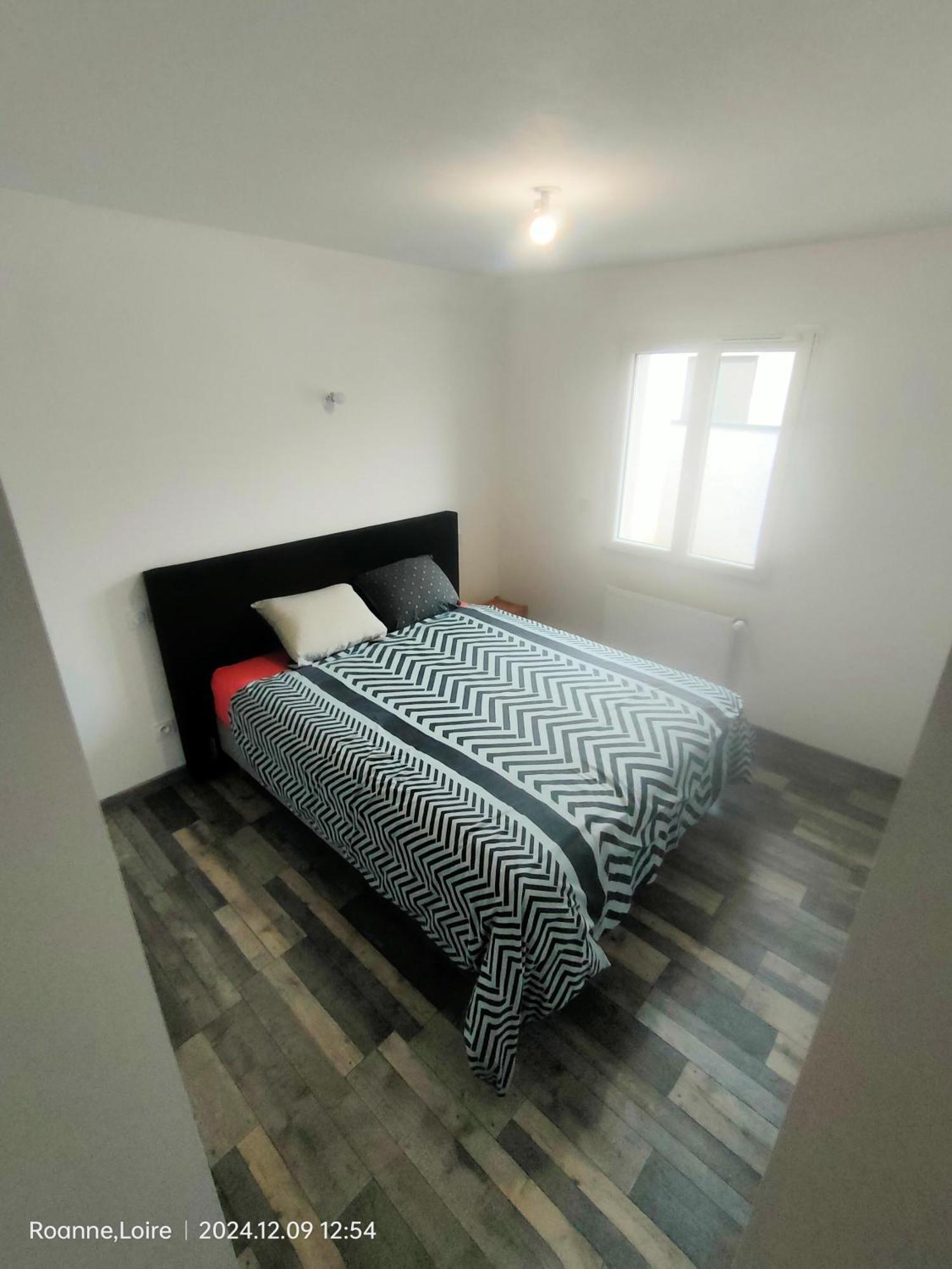 Chambre Dans Maison Plain-Pied Moderne Roanne Exteriör bild